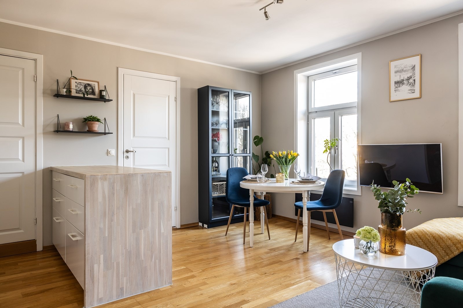 En herlig bygårdsleilighet med gjennomgående god standard og attraktiv beliggenhet rett ved Alexander Kiellands Plass. Galleribilde