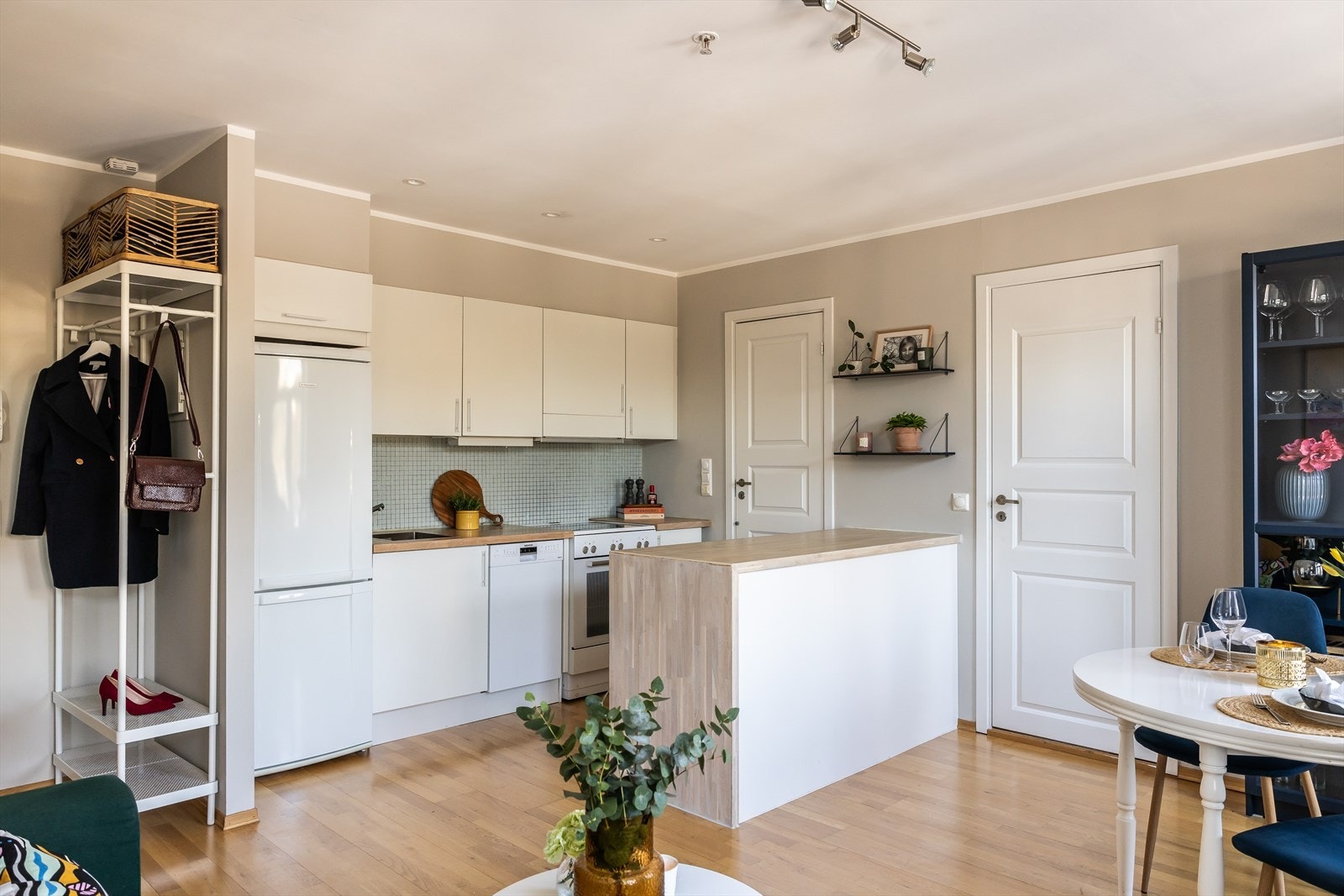 Lyst og praktisk kjøkken med flere oppbevaringsmuligheter. Galleribilde