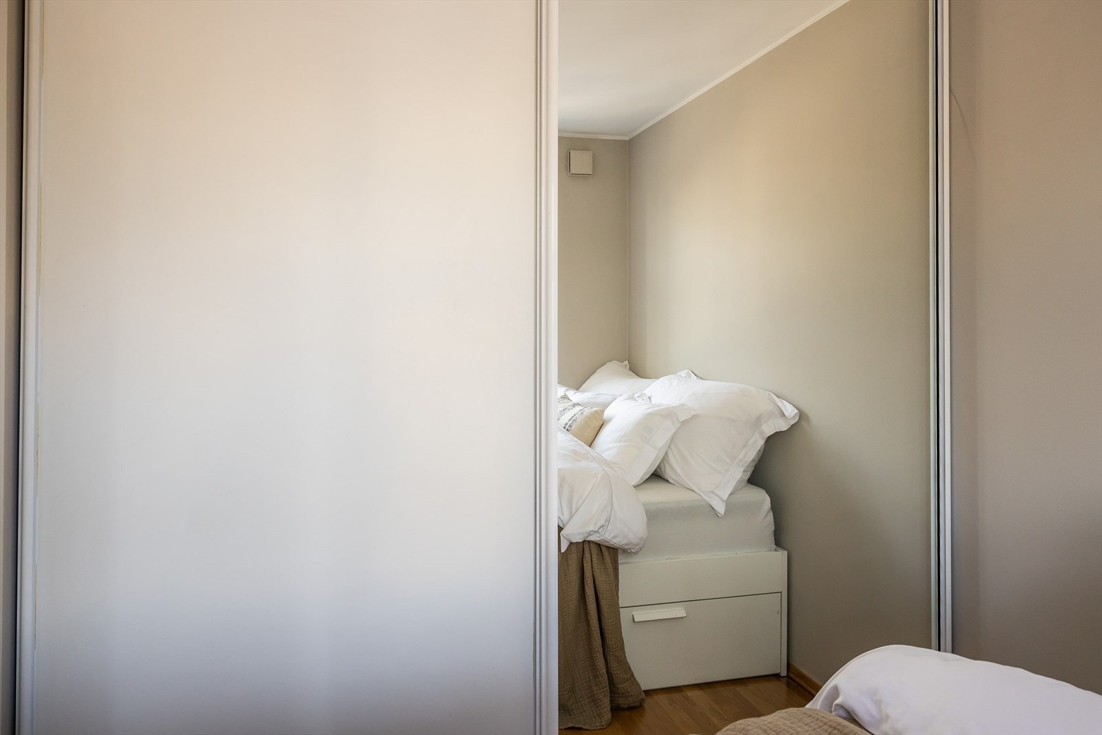 Det er innredet med en praktisk skyvedørsgarderobe. Galleribilde