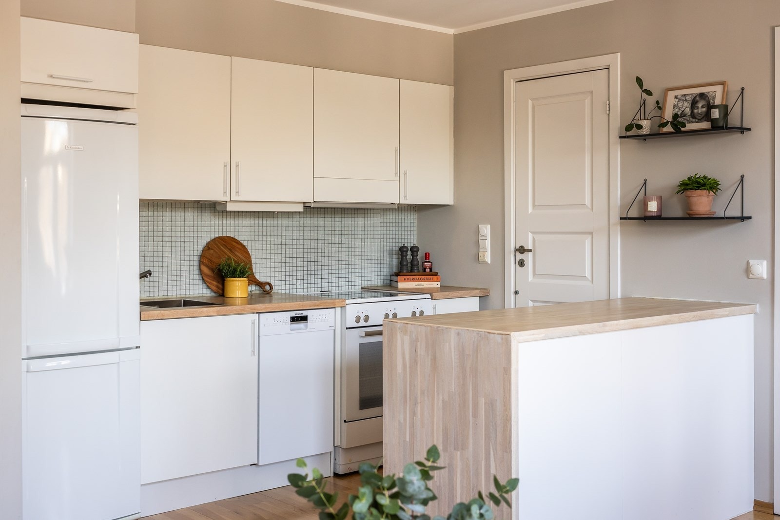 Innredning med glatte fronter og benkeplater av heltre. Galleribilde