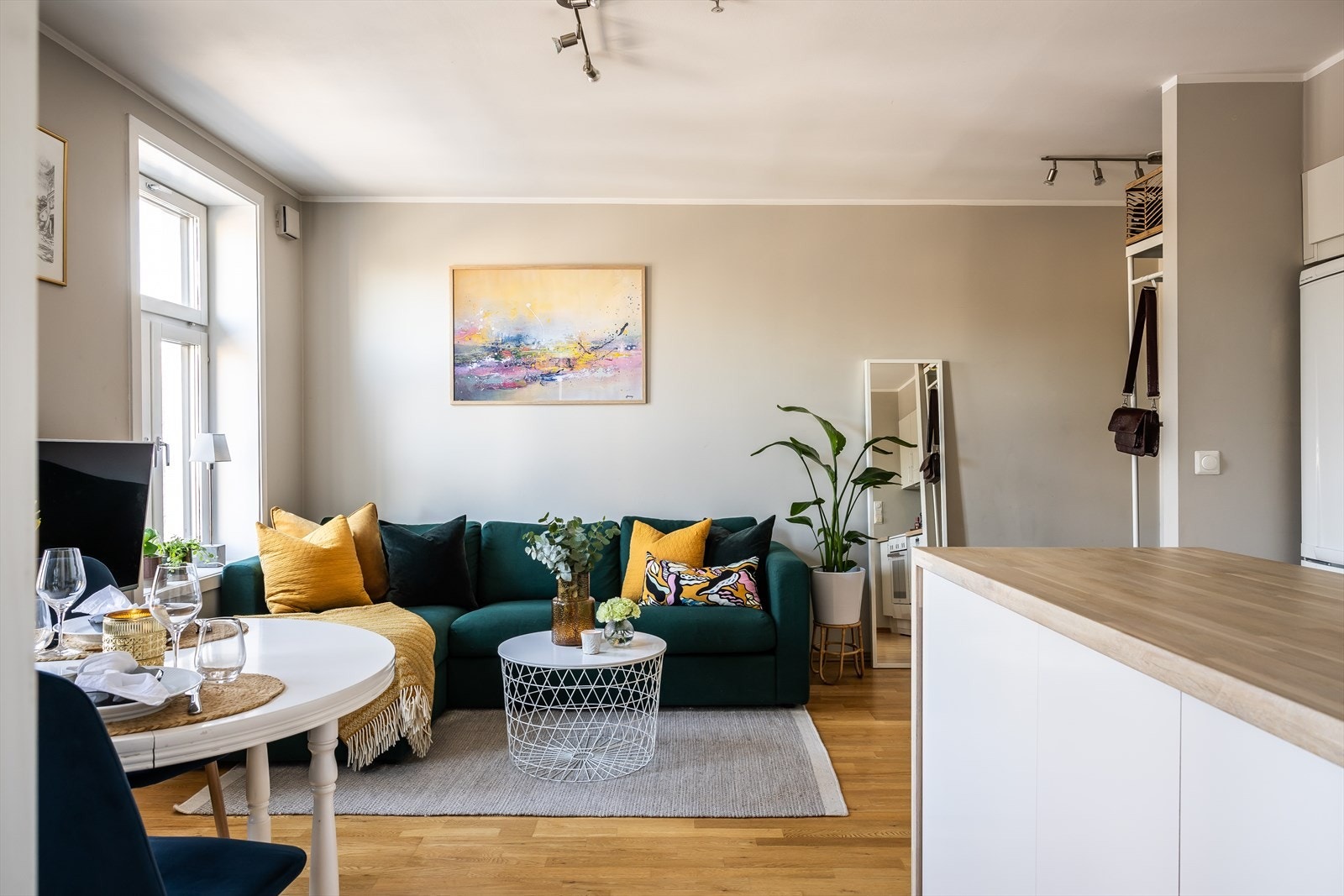 Åpen stue/kjøkken løsning med mulighet for å møblere med to ulike soner. Galleribilde