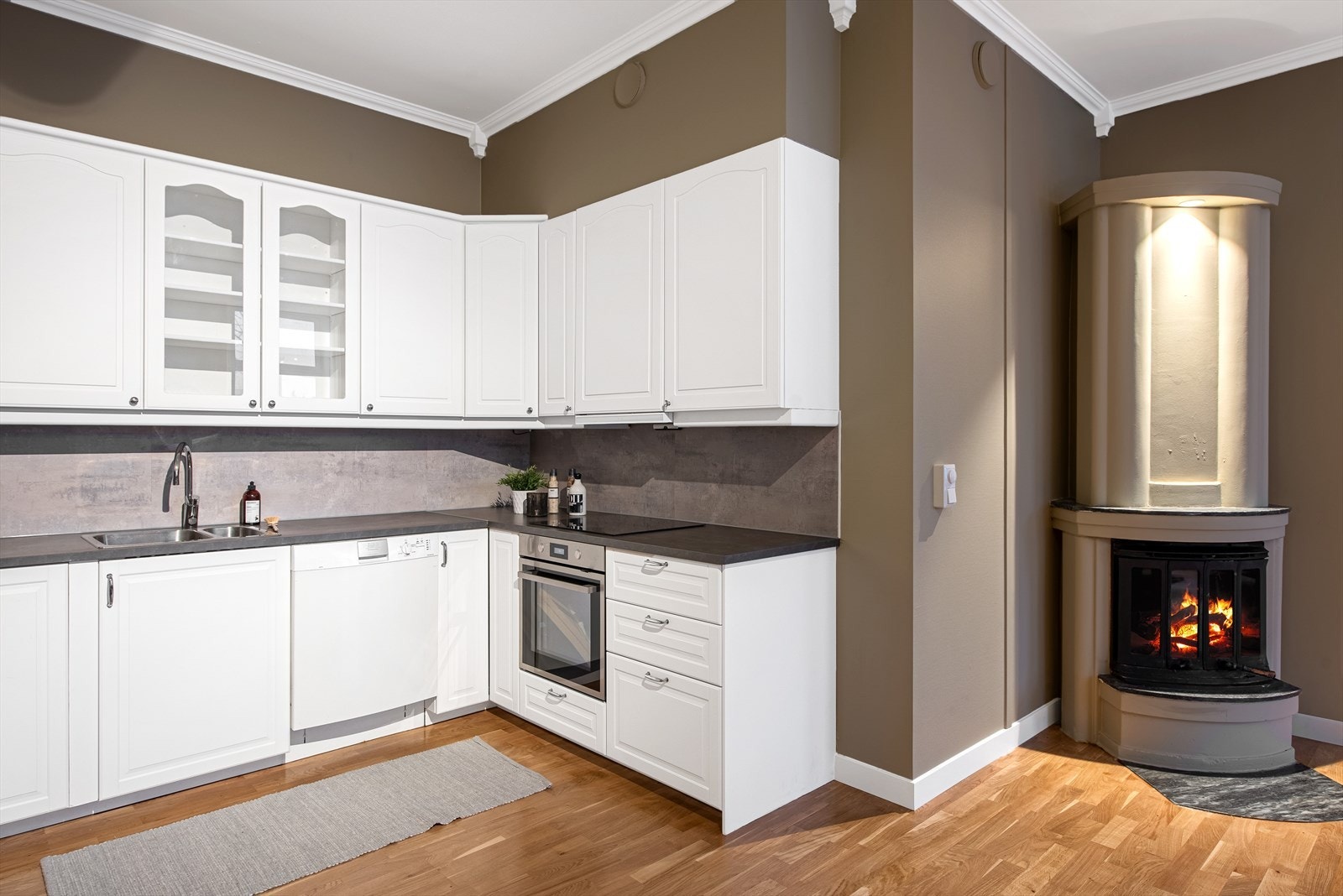 Det er godt med både benke- og skapplass på kjøkkenet Galleribilde