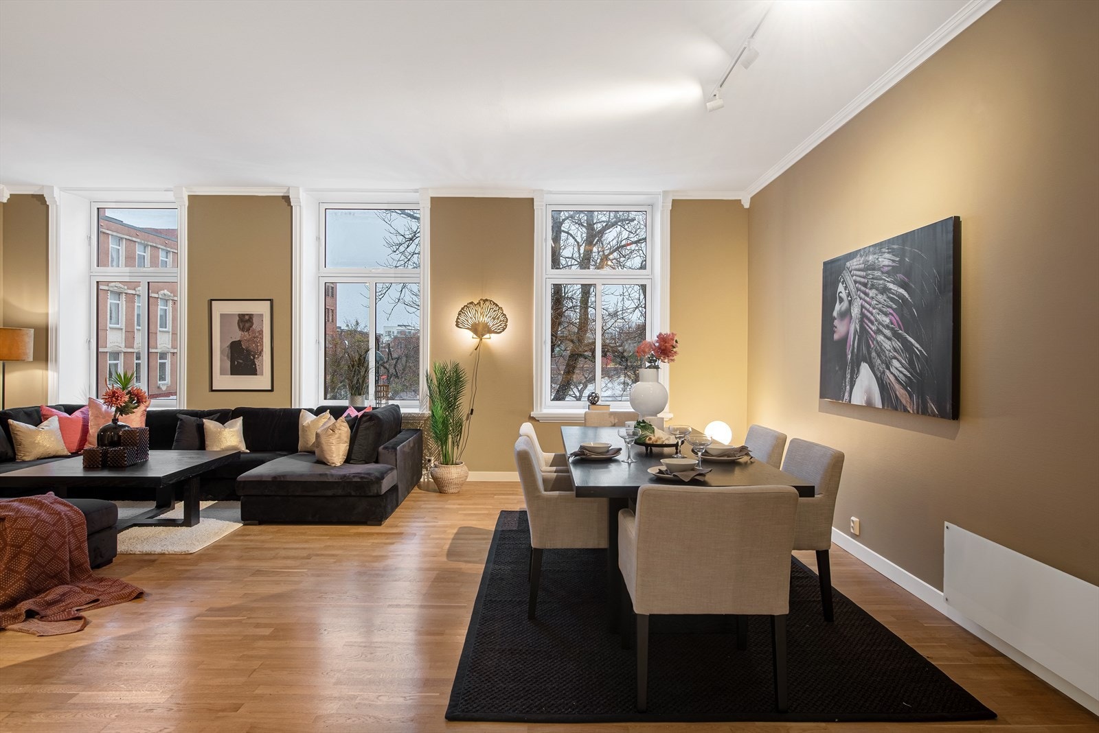 Det er rikelig med lysinnslipp til rommet Galleribilde