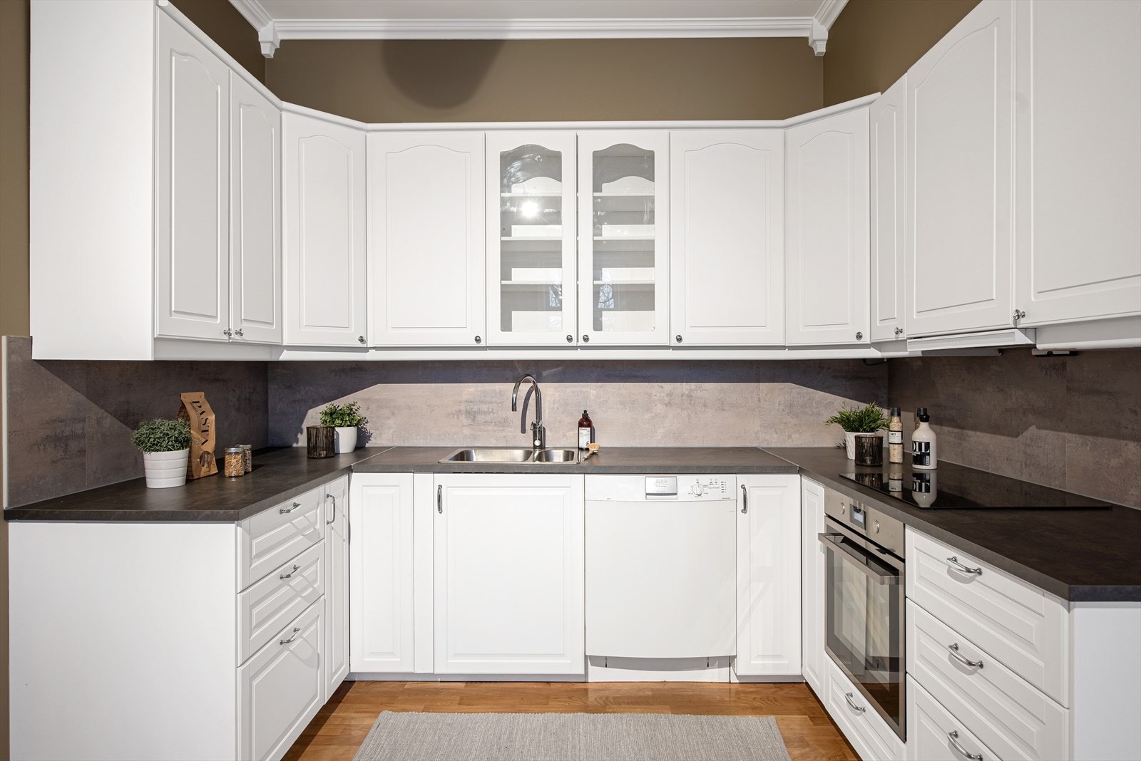 Kjøkkenet er lyst og har tidløse fronter Galleribilde