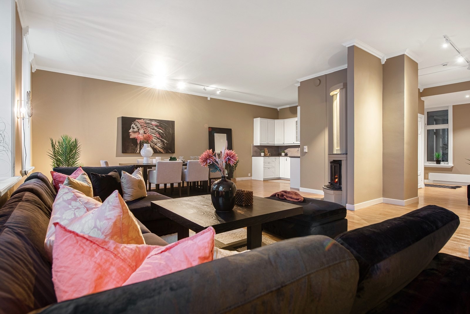 Stuen er romslig med god plass til stor salong og langbordet Galleribilde