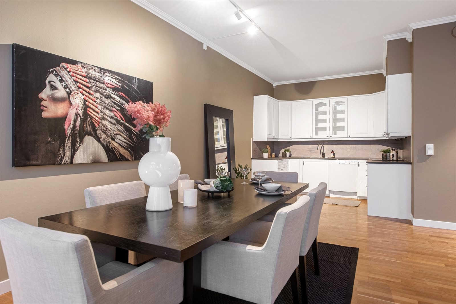 Den åpne løsningen til kjøkkenet gjør dette til en sosial sone Galleribilde