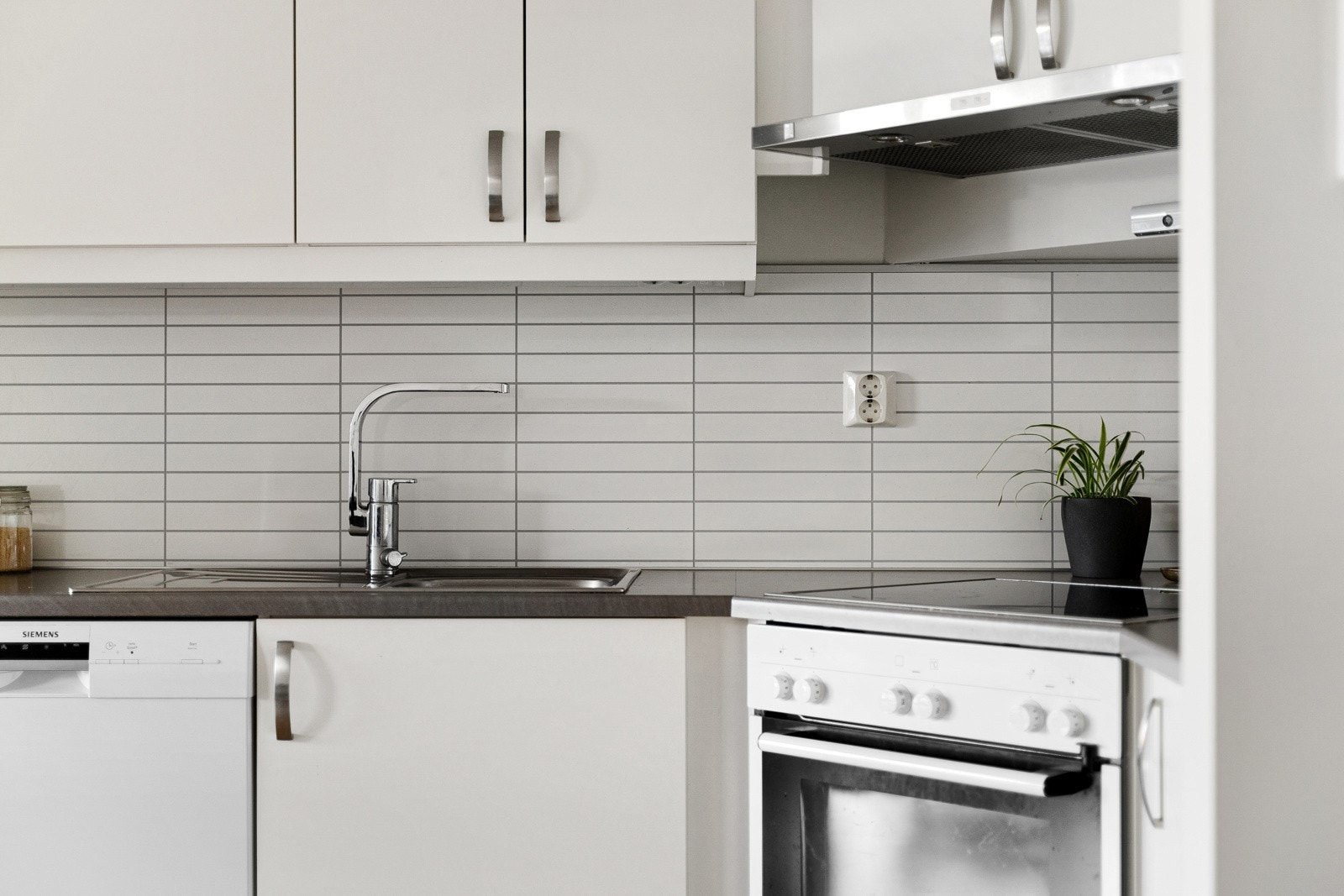 Kjøkkenet kan skilte med god skap- og benkeplass. Galleribilde