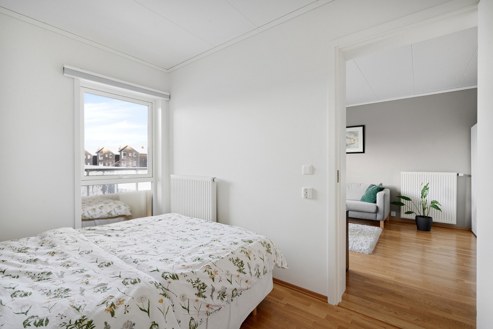 God plass til seng og garderobe. Galleribilde