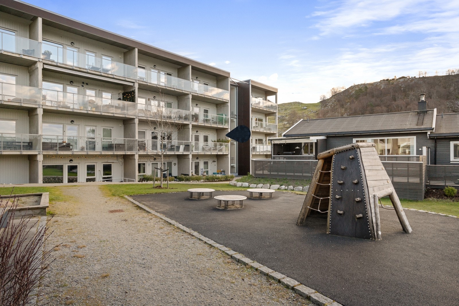 Området rundt sameiet er pent opparbeidet med lekeplass og grøntområder. Galleribilde