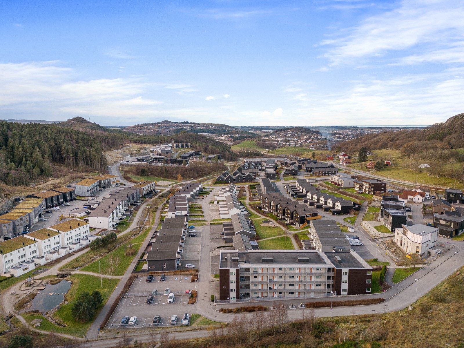 Følhusbakken 21 har en landlig, men likevel sentral beliggenhet utenfor Sandnes sentrum. Store grøntområder omkranser eiendommen. Galleribilde