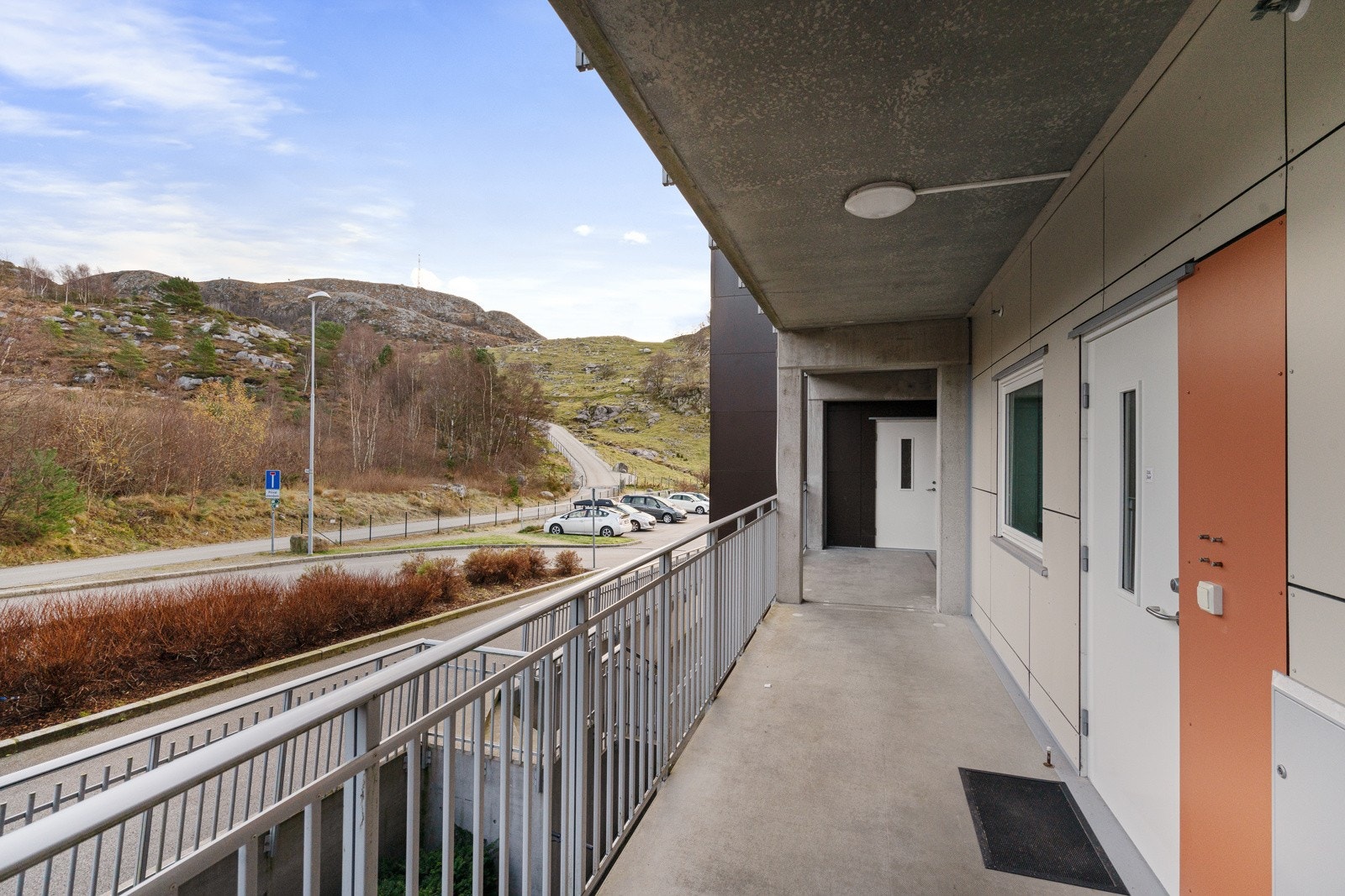 Morgensol ved inngangspartiet. Galleribilde