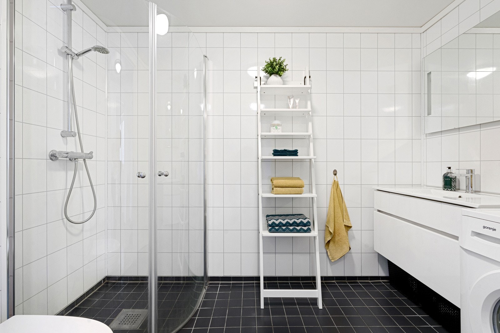 Varmtvann a-konto og kommunale avgifter inkludert i felleskostnadene. Galleribilde