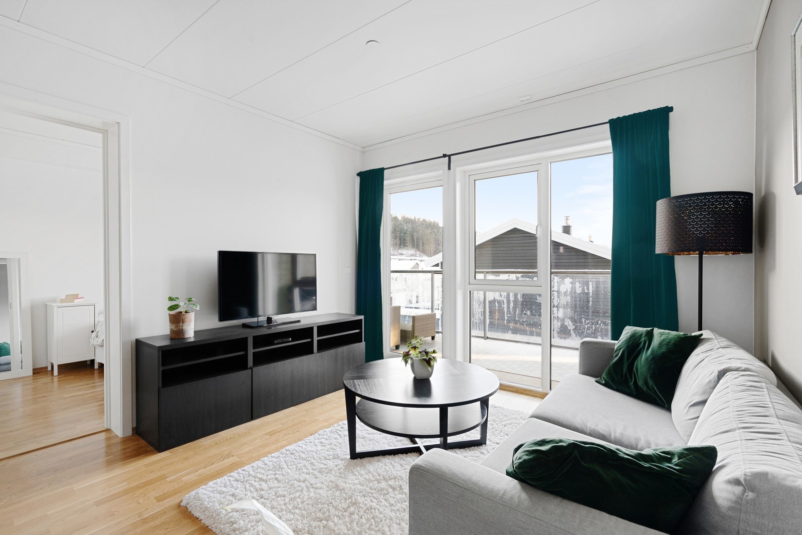 Stue med åpen løsning mot kjøkken med god plass til sofagruppe og spisebord Galleribilde