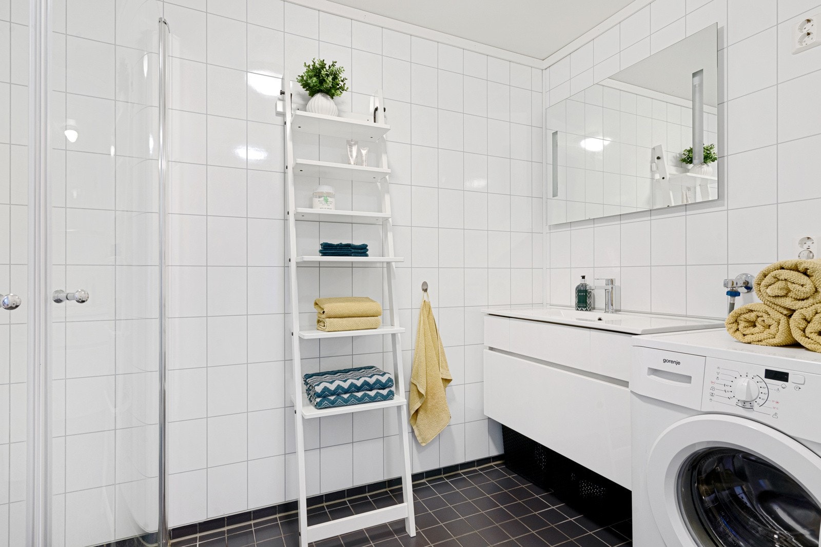 Stilrent, flislagt bad. Galleribilde