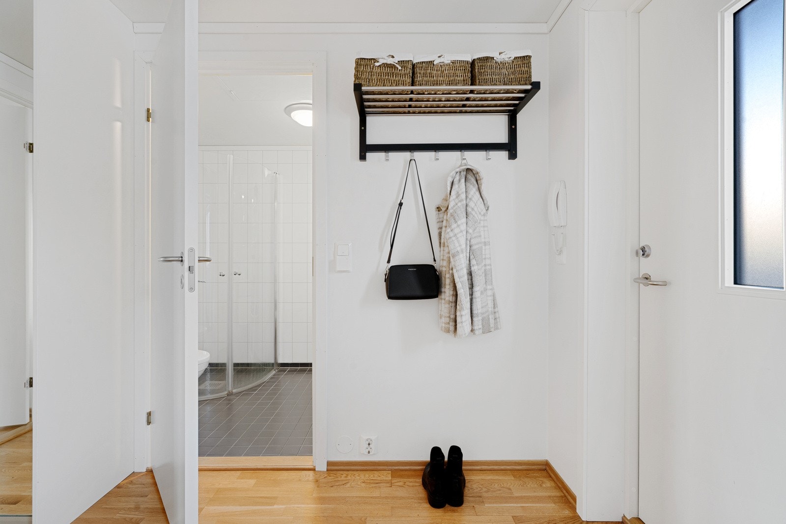 Romslig inngangsparti med god plass til å henge fra seg yttertøyet. Galleribilde