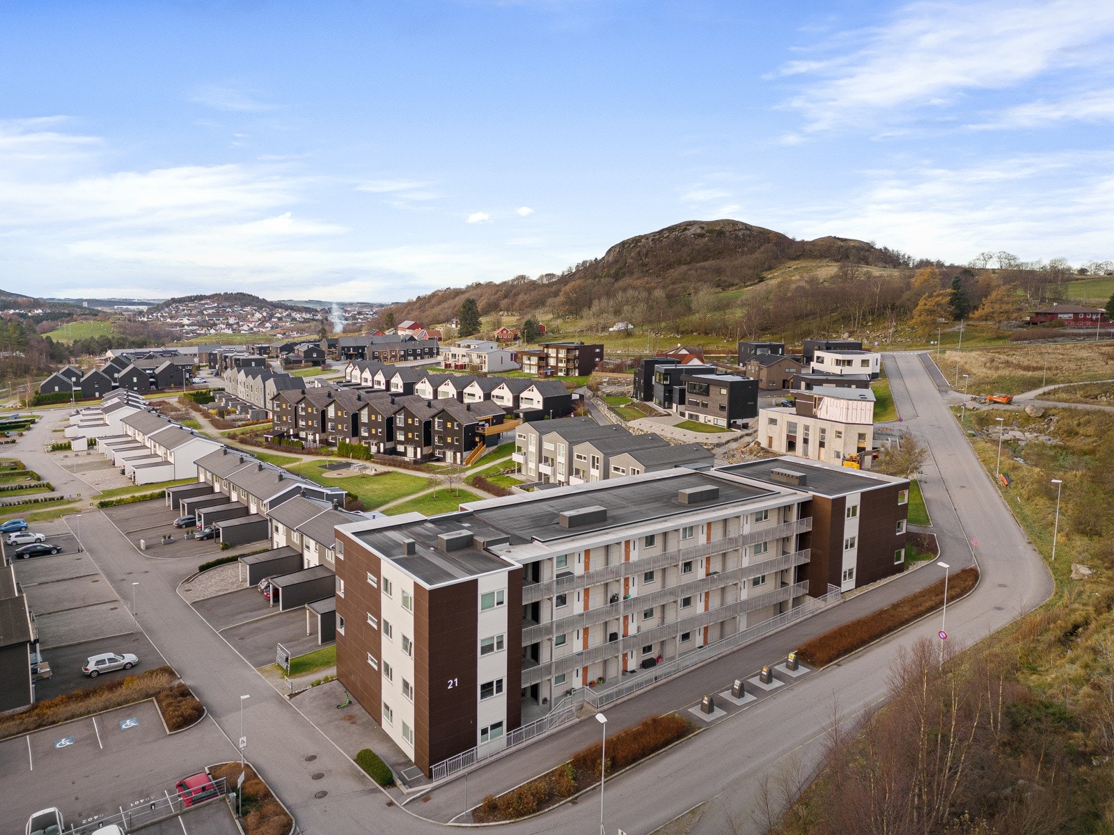 Til leiligheten følger også fast parkeringsplass med mulighet for el-bil lader. Galleribilde