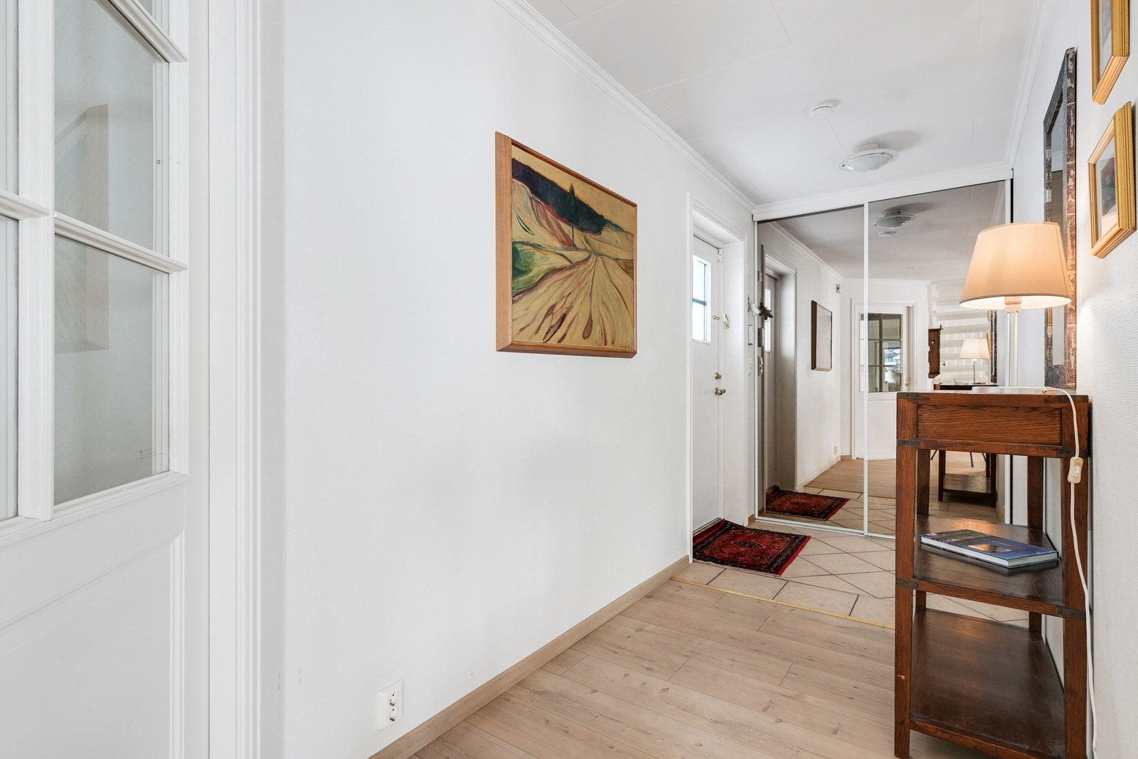 Gang med skyvedørsgarderobe Galleribilde