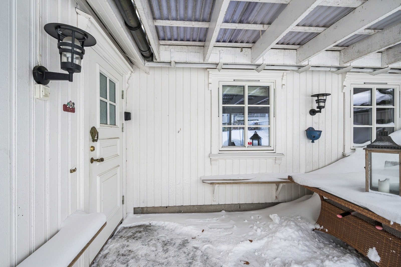 Overbygget inngangsparti og terrasse Galleribilde