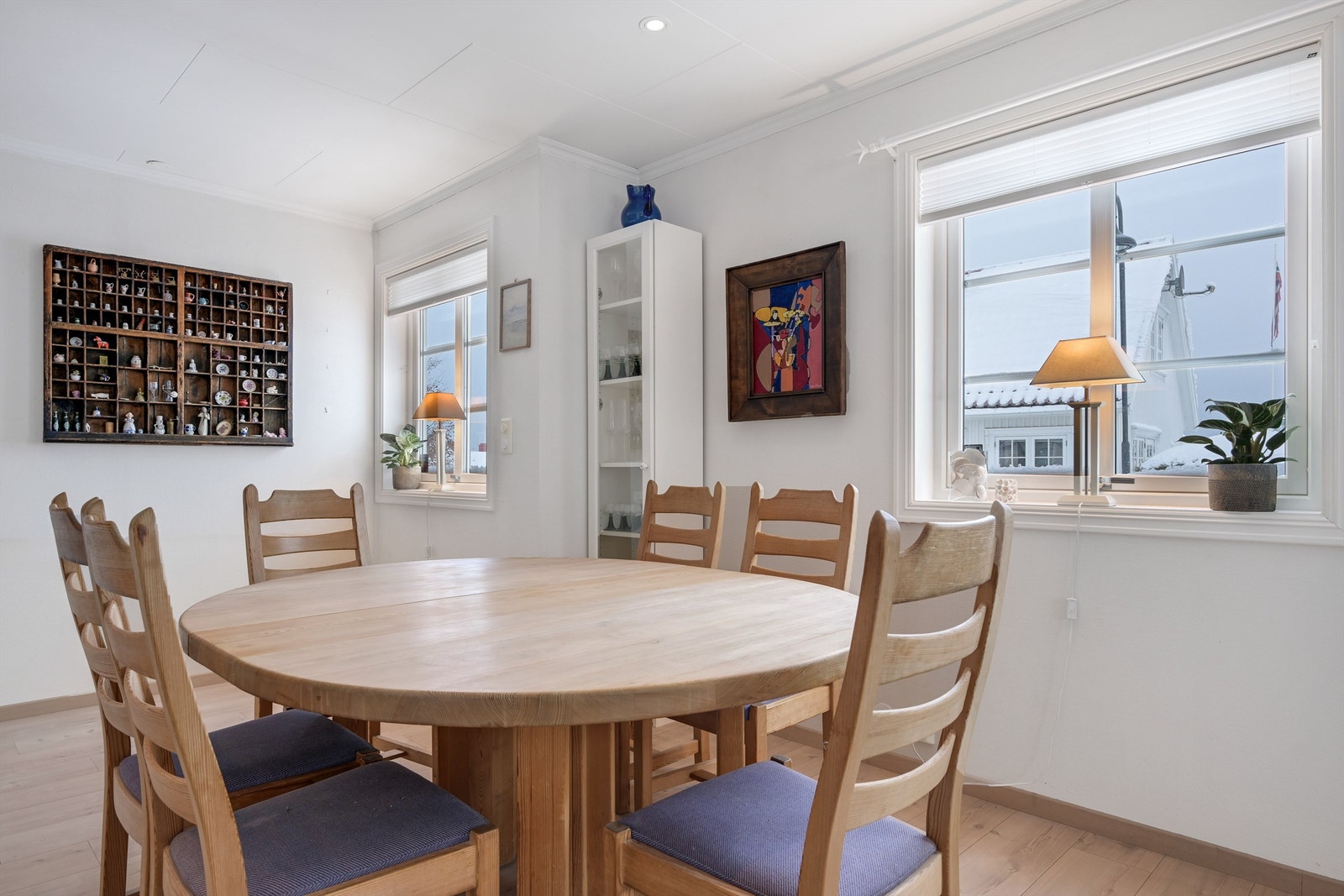 Huset er gjennomgående lyst og koselig med en tidløs stil Galleribilde