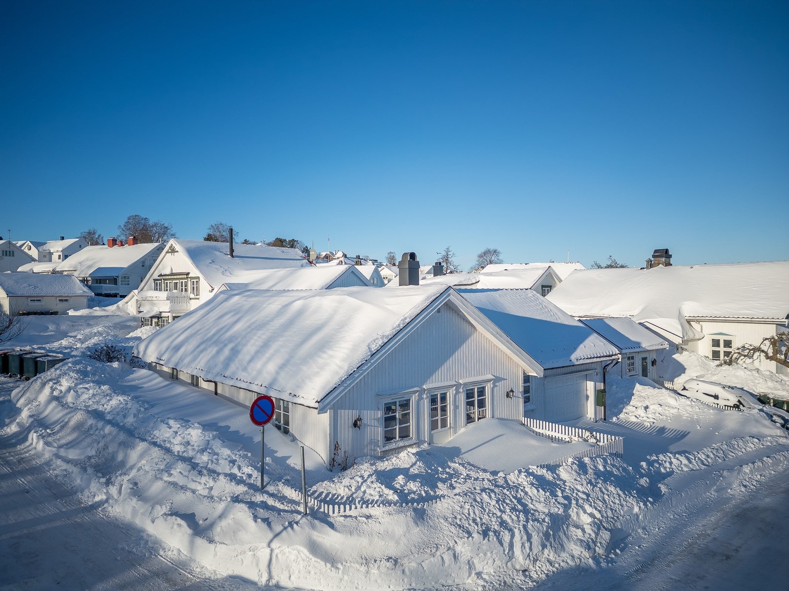 Eiertomt på 324 kvm. Den lettstelte tomten består av husets fotavtrykk, terrasse, atrium og asfaltert gårdsplass Galleribilde