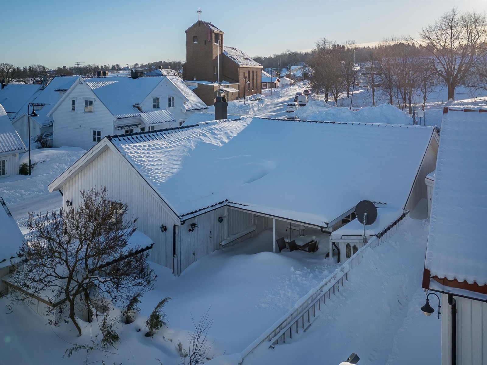 Den sjarmerende eiendommen er delvis inngjerdet med stakittgjerde mot Riddervolds vei og det tilstøtende parkeringsområde Galleribilde