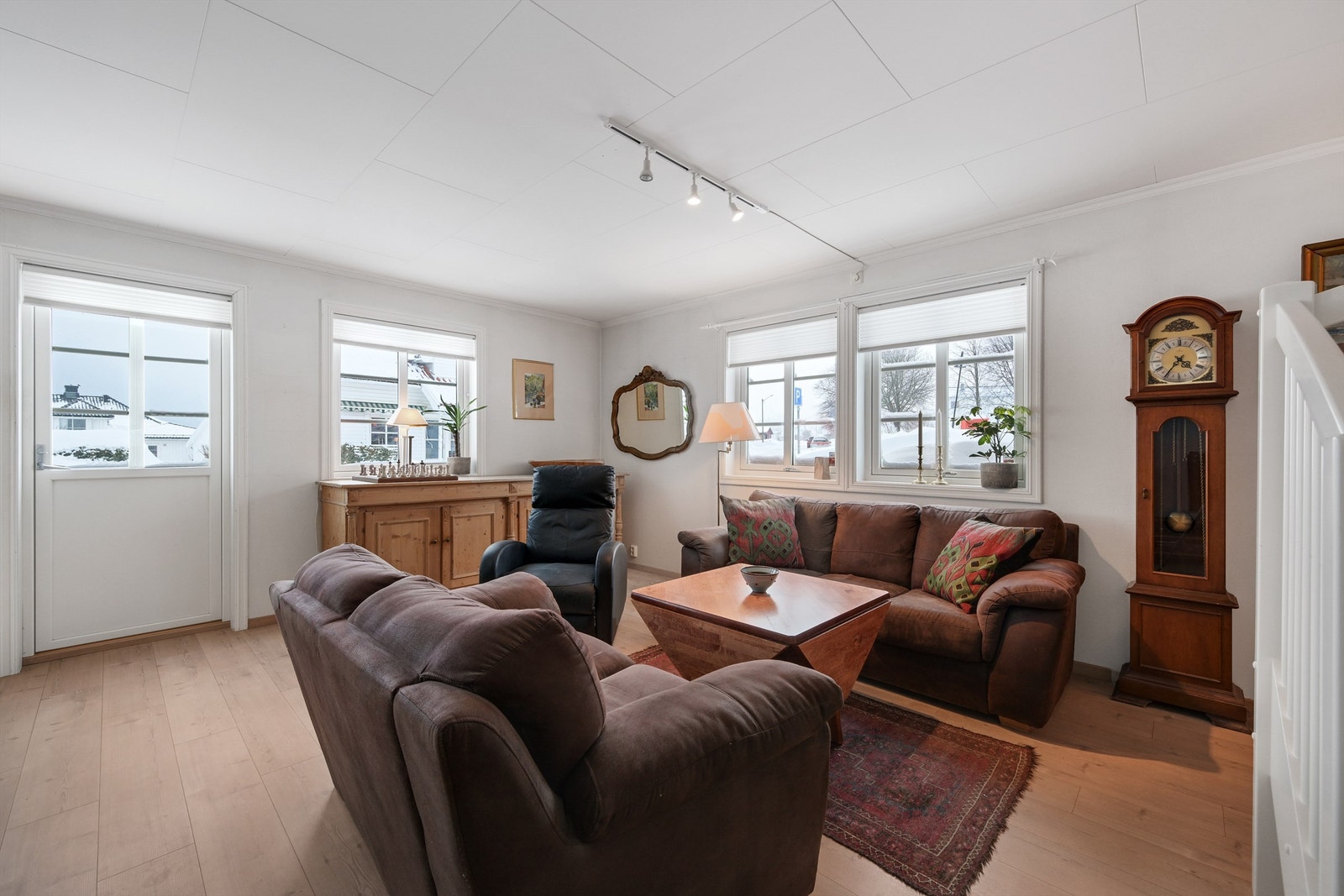 En lys og trivelig stue med utgang til stor terrasse Galleribilde