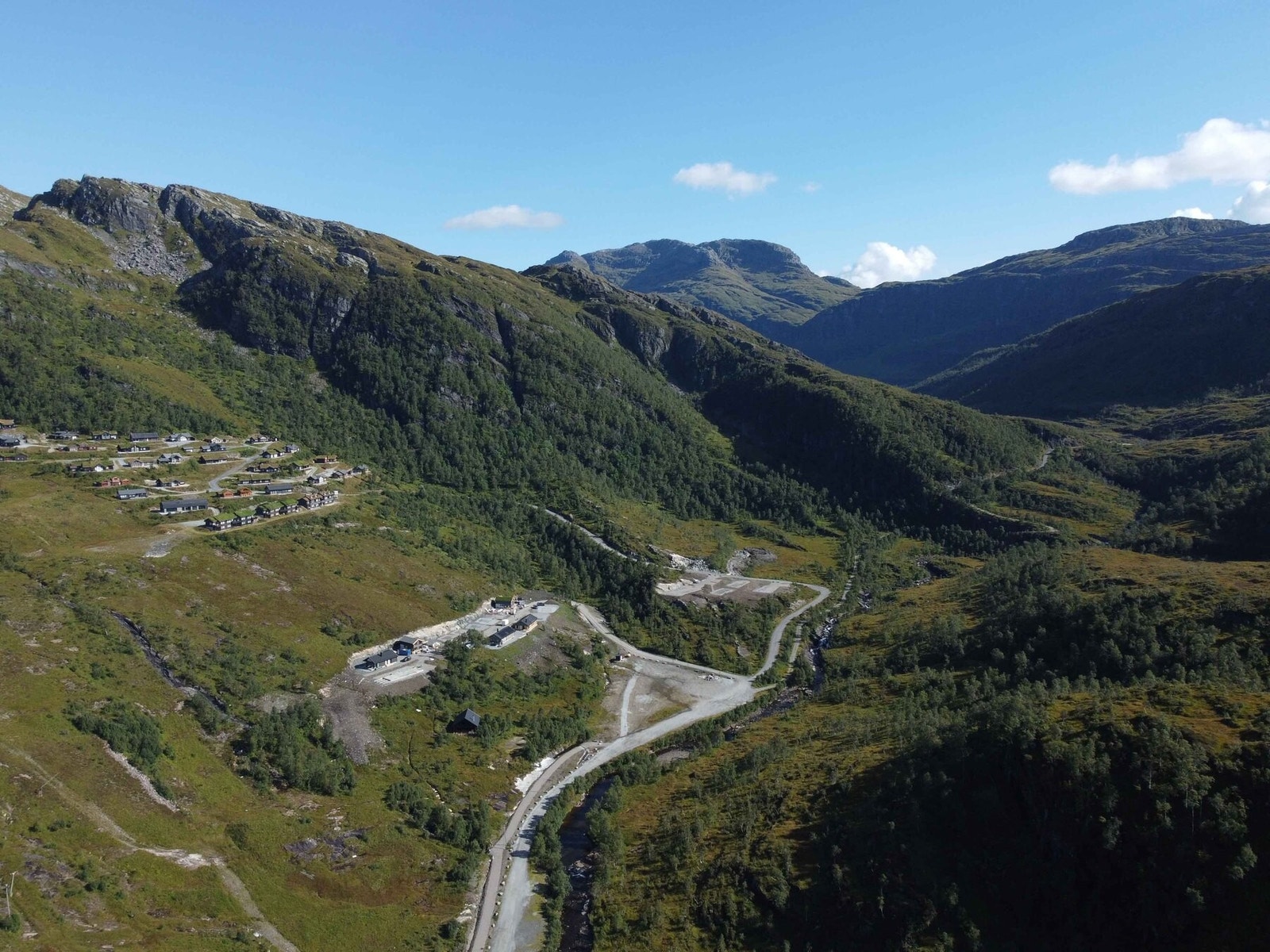 Området sett fra luften. Flotte fjellområder på alle kanter Galleribilde
