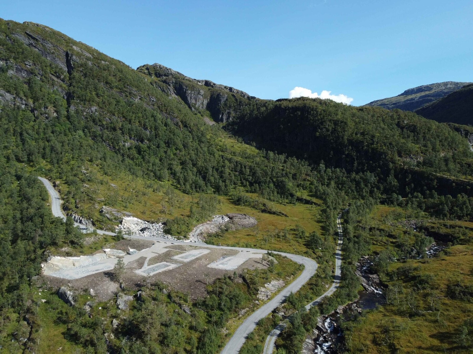 Området sett fra luften. Flotte fjellområder på alle kanter Galleribilde