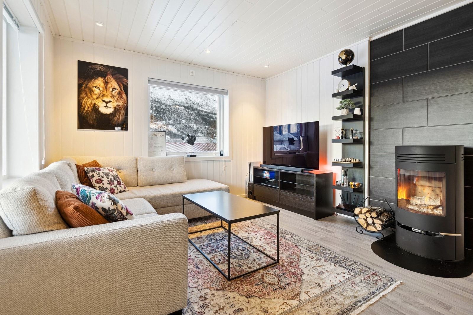 Smakfullt innredet, godt belyst og pent oppusset. Det er nøkkelordene. Galleribilde