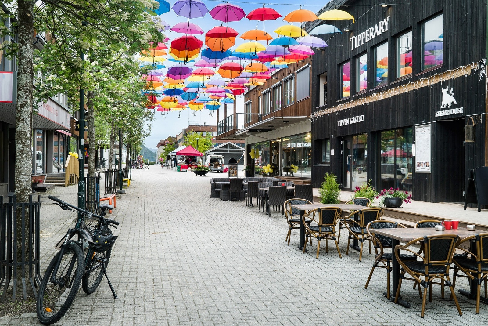 Sentrum byr på fine kaféer, klesbutikker og alt du måtte trenge. Kun en kort spasertur fra Skavlanvegen. Galleribilde