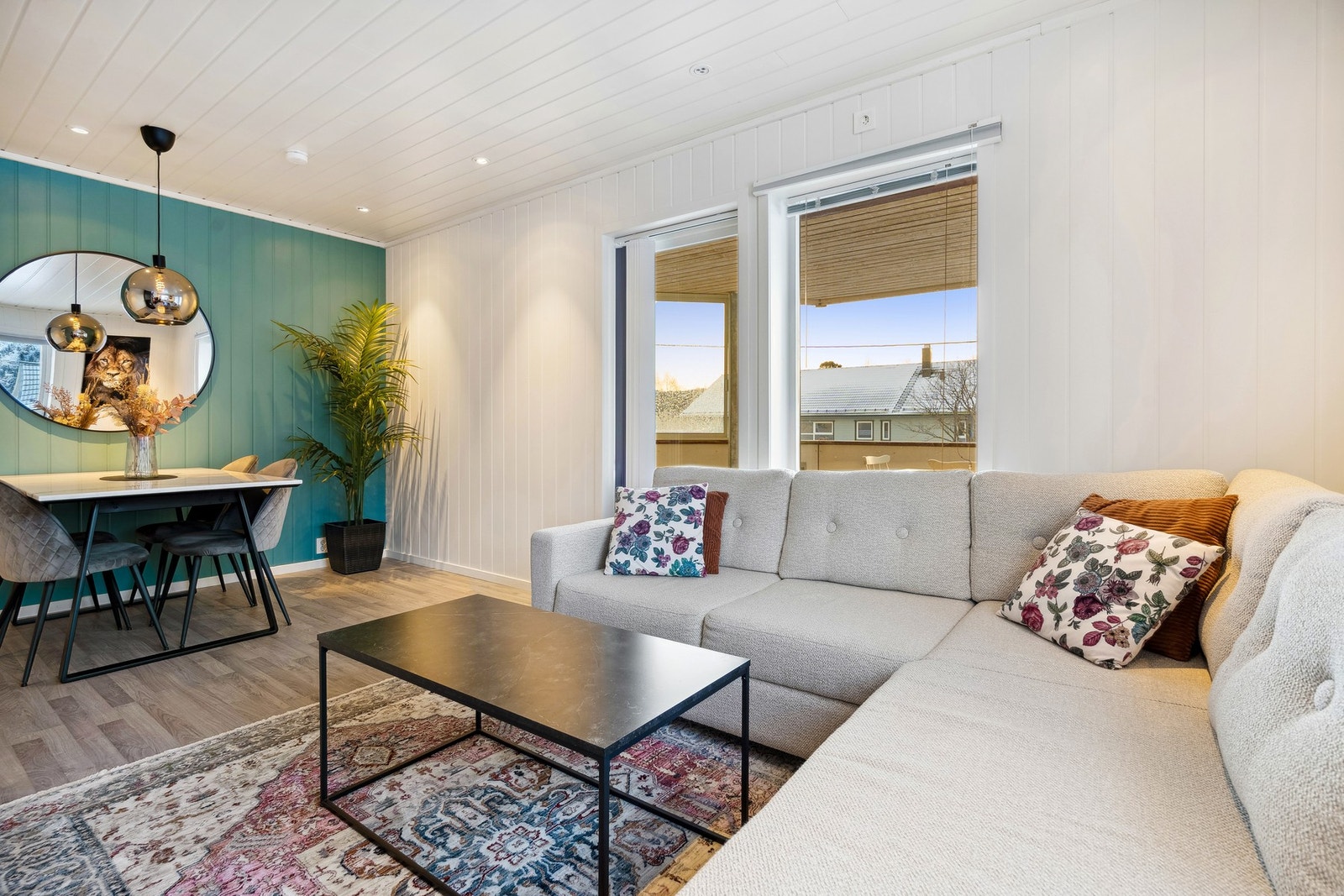 Stua har god plass til spiseplass og en sofa av god størrelse. Sist men ikke minst har man også balkong. Galleribilde