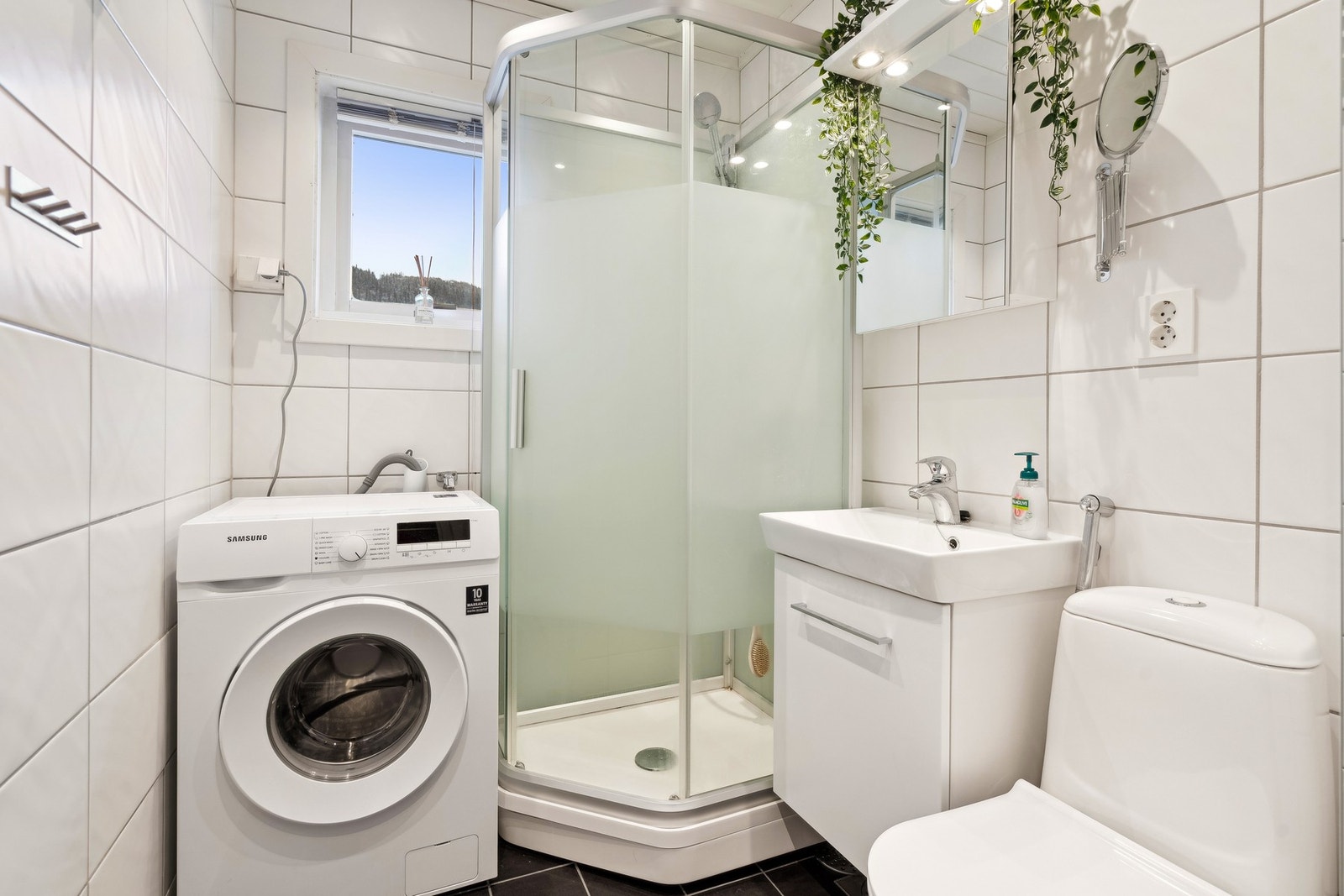 Badet er lyst og fint med varmekabler i gulv. Galleribilde