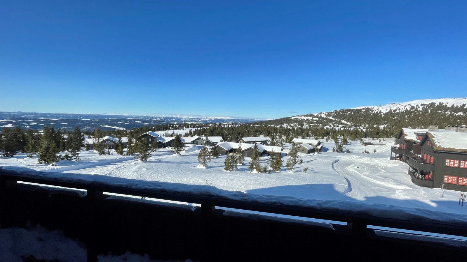 Flott utsikt fra veranda mot fjellheimen Galleribilde