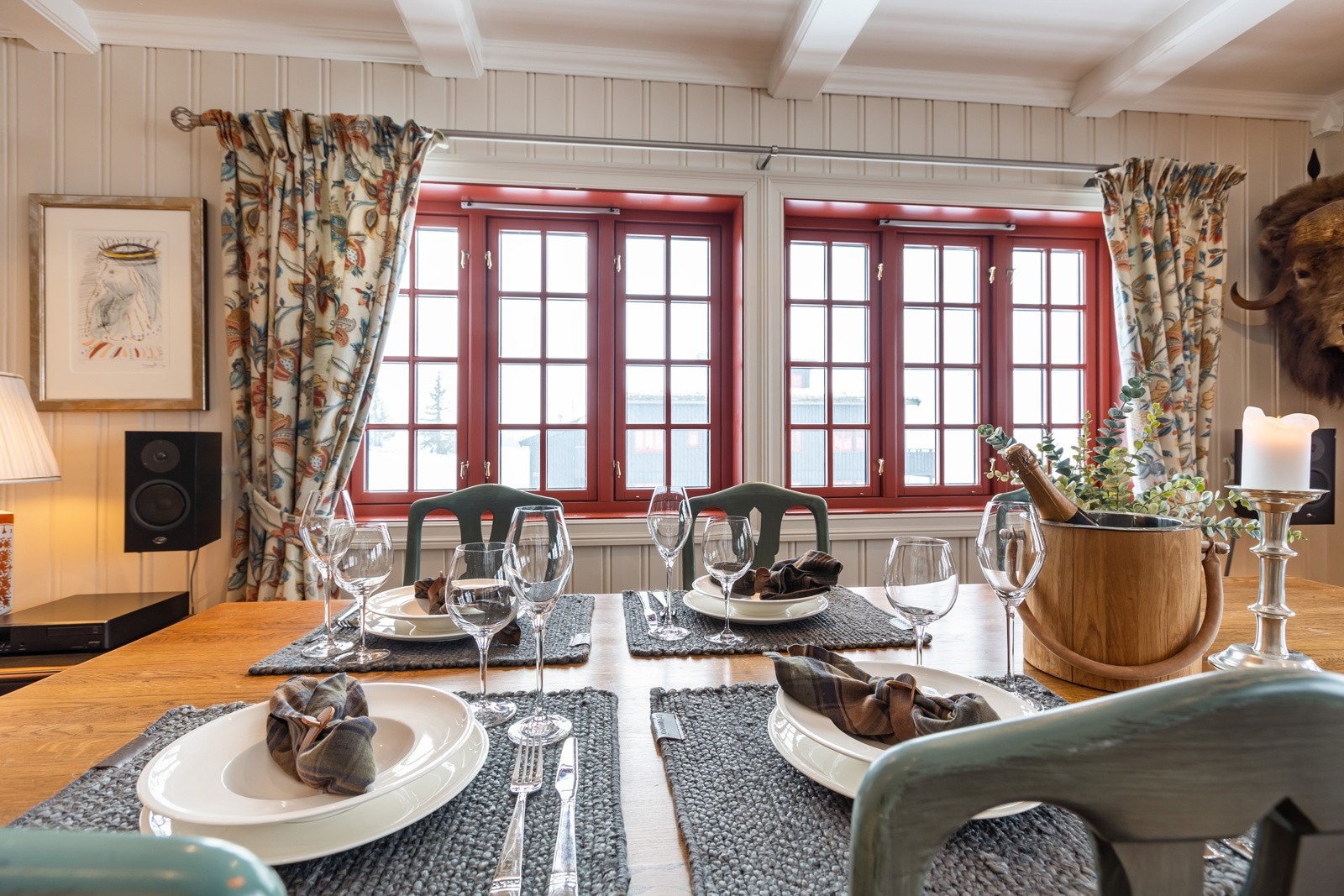 Samling rundt et godt måltid med familie og venner etter en lang dag utendørs. Galleribilde