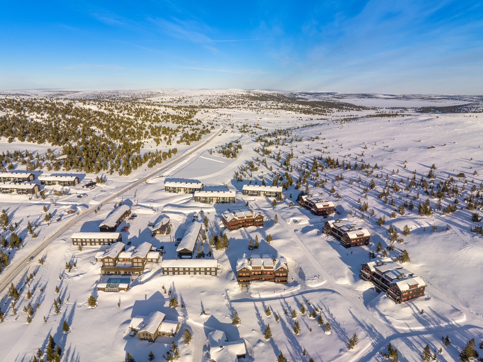En populær golfbane i nærheten og masse fine muligheter for fjellturer med mange stier i fjellet/toppturer, fiskevann m.m. Galleribilde