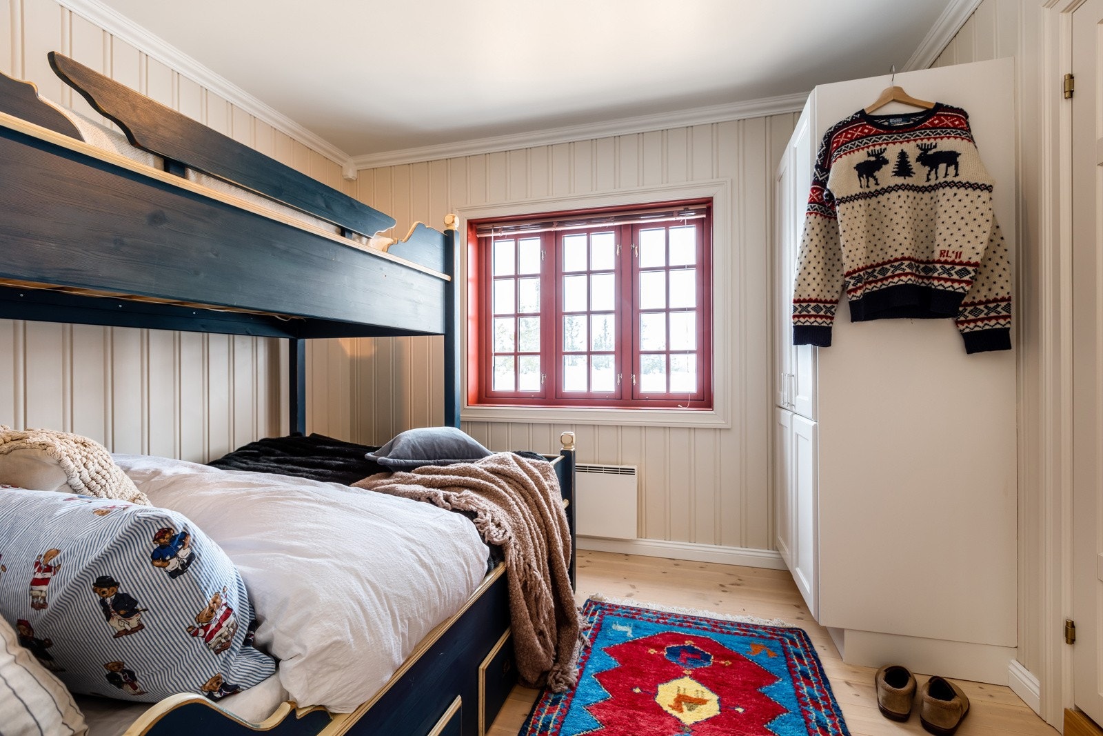 Soverom med famiilekøyeseng og garderobeskap. Galleribilde