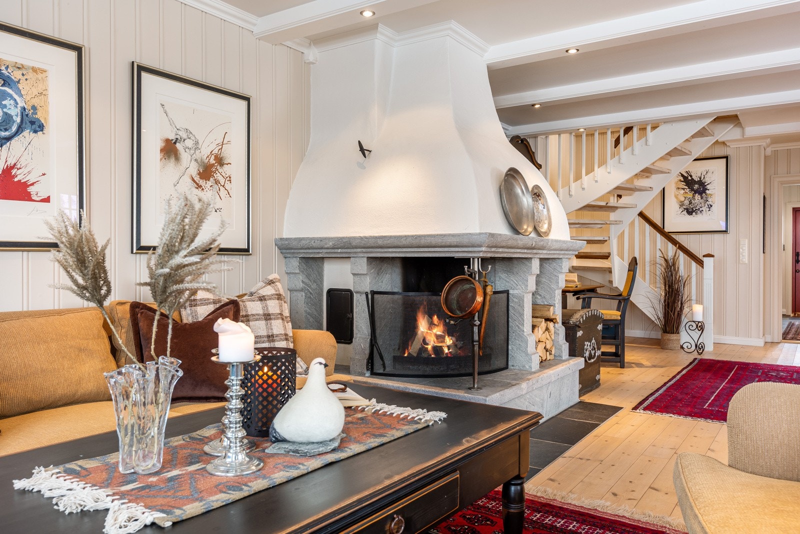 Koselig åpen peis i stua for hygge og kos. Galleribilde