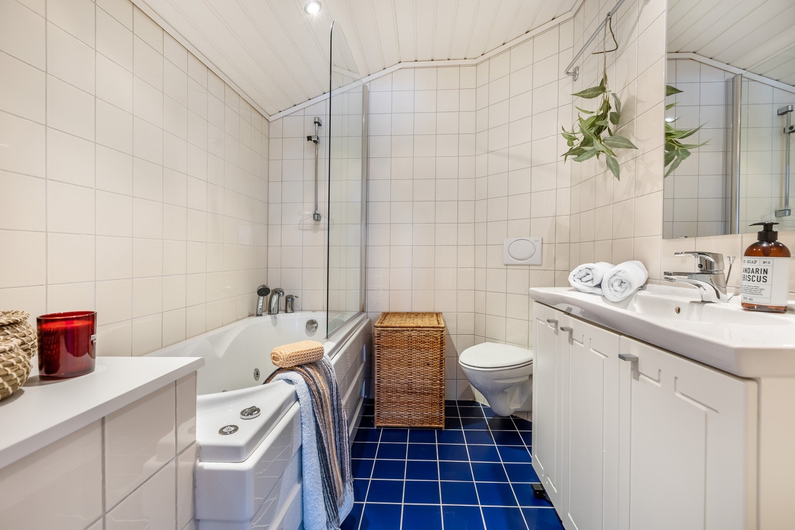 Badet i loftsetasjen er innredet med et deilig badekar hvor det er montert en glassvegg for å unngå vannsprut ved dusjing. Galleribilde