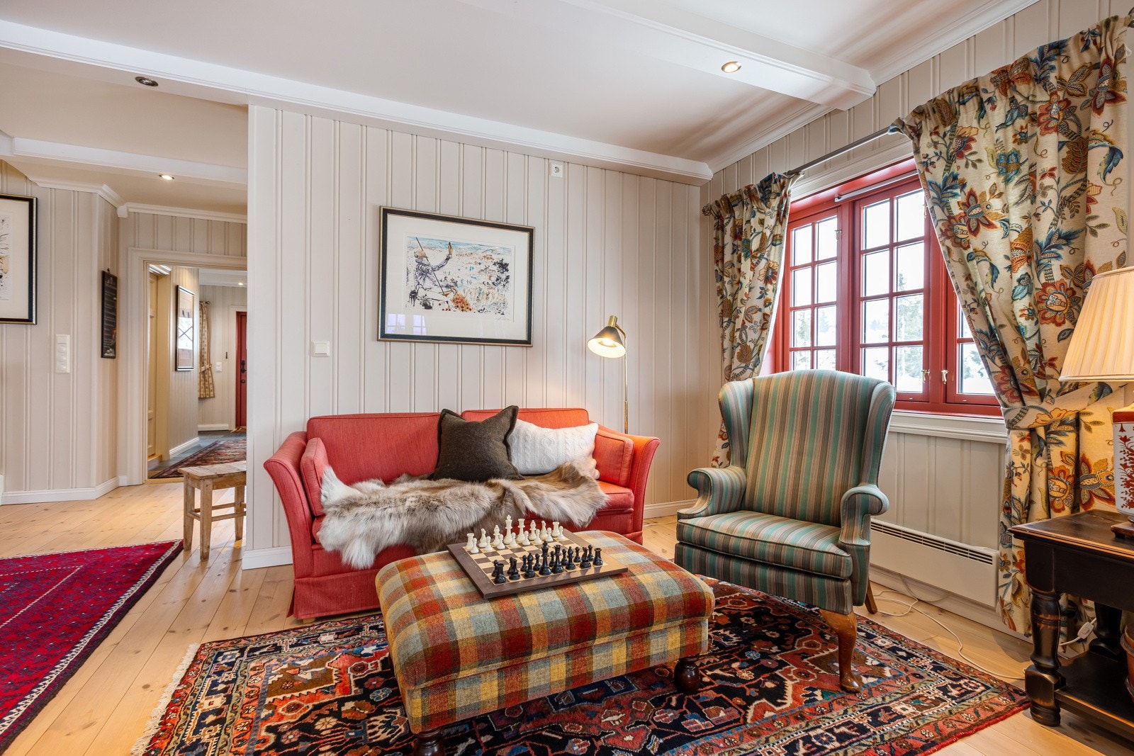 Det er muligheter for flere sittesoner i stua. Galleribilde