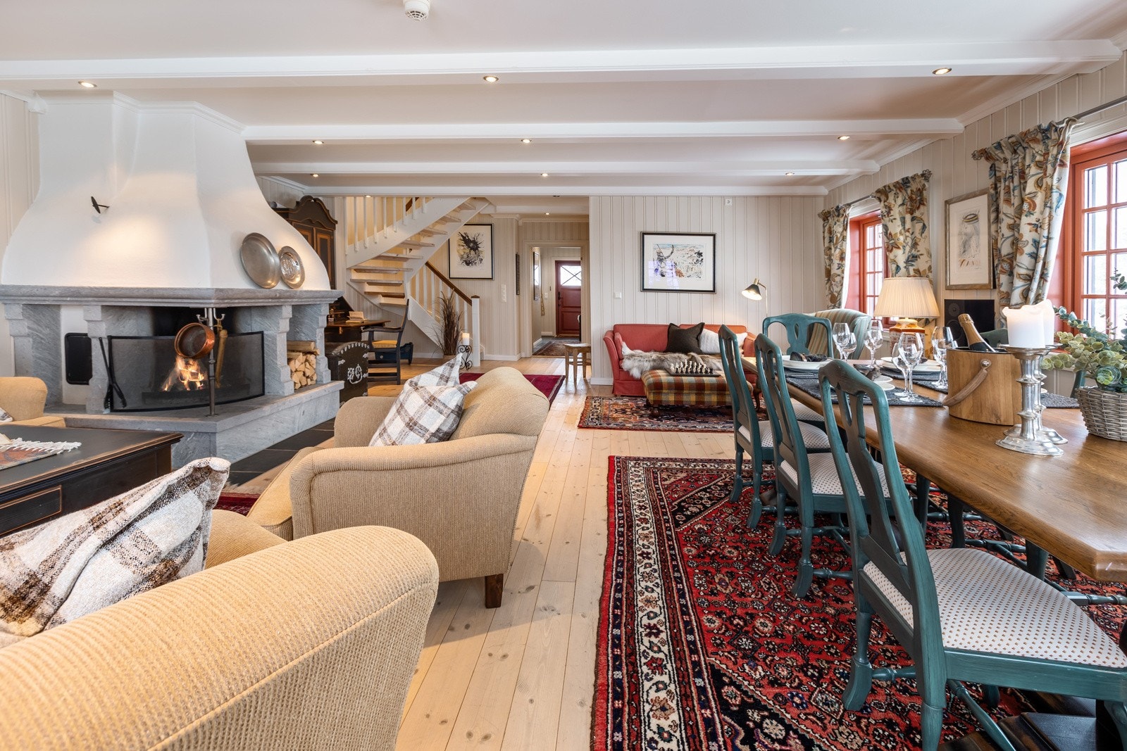 Stuen er enkel å innrede med god plass til både sofagruppe og spisestuemøbler. Galleribilde