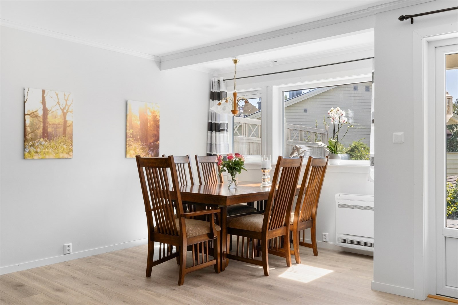 Den mest naturlige plasseringen av hjemmets spisestue er det plass til spisebord hvor man kan samle familie og venner til hyggelig samvær med god plass til langbord. Galleribilde