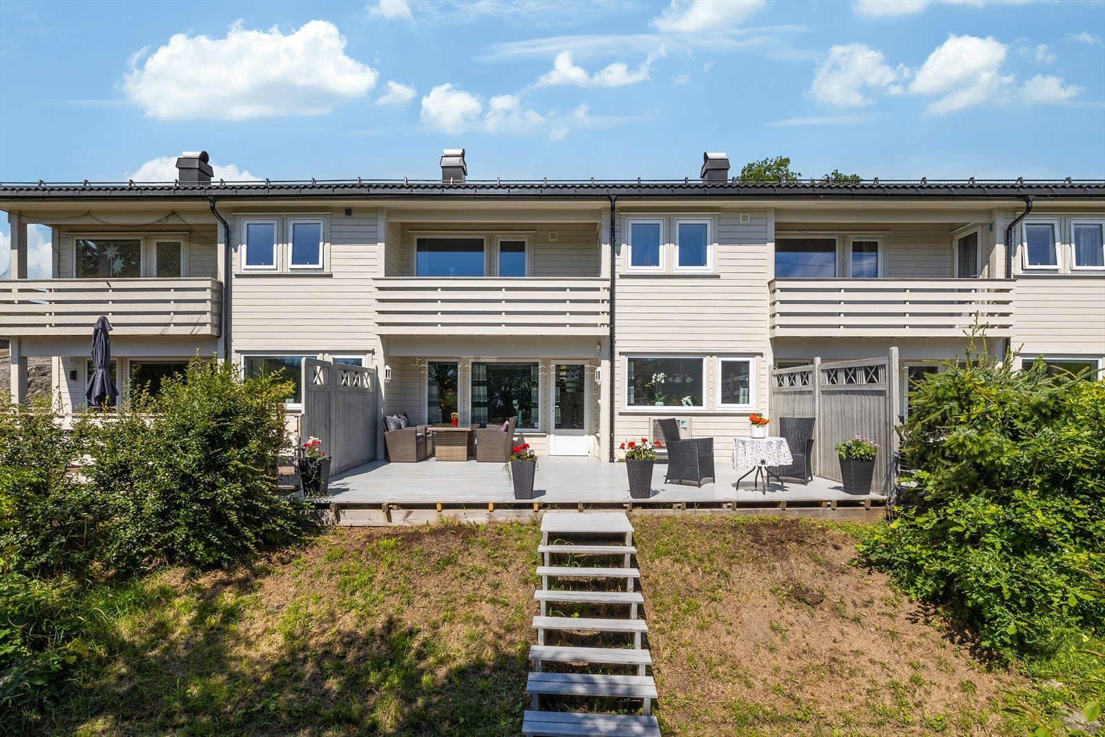 Boligen har en meget fin beliggenhet med usjenerte og solrike terrasser. Galleribilde