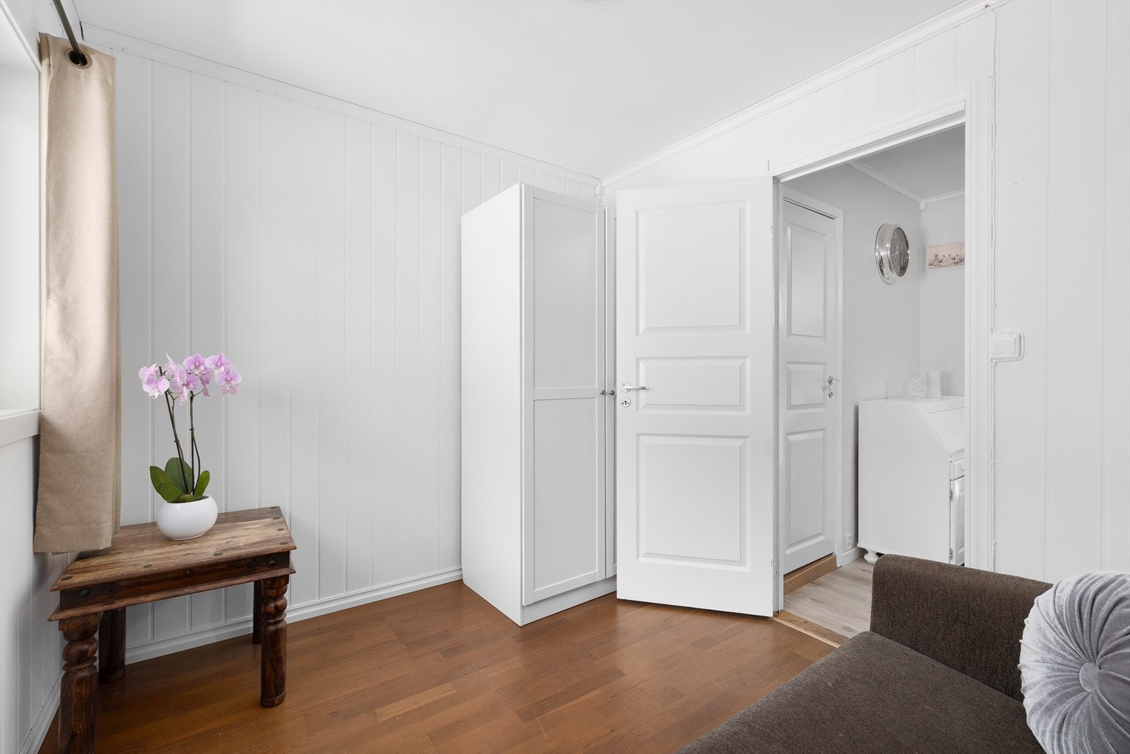 Laminat på gulv og malte vegger. Galleribilde