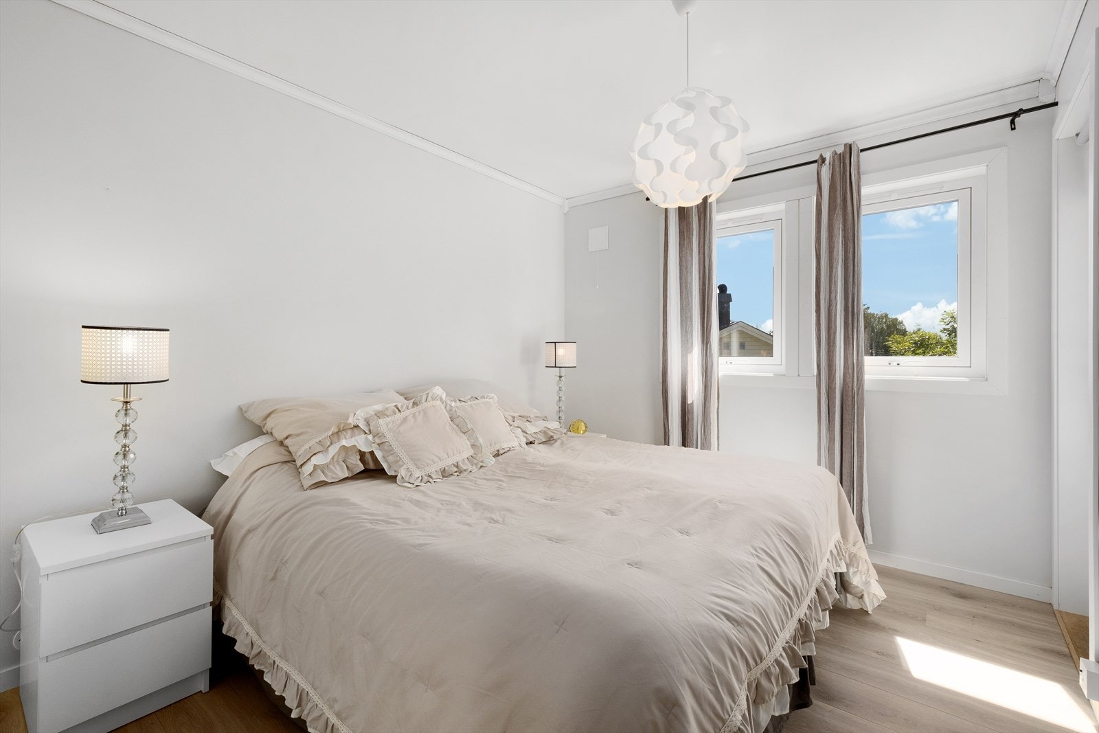 Lyst og pent hovedsoverom. Galleribilde