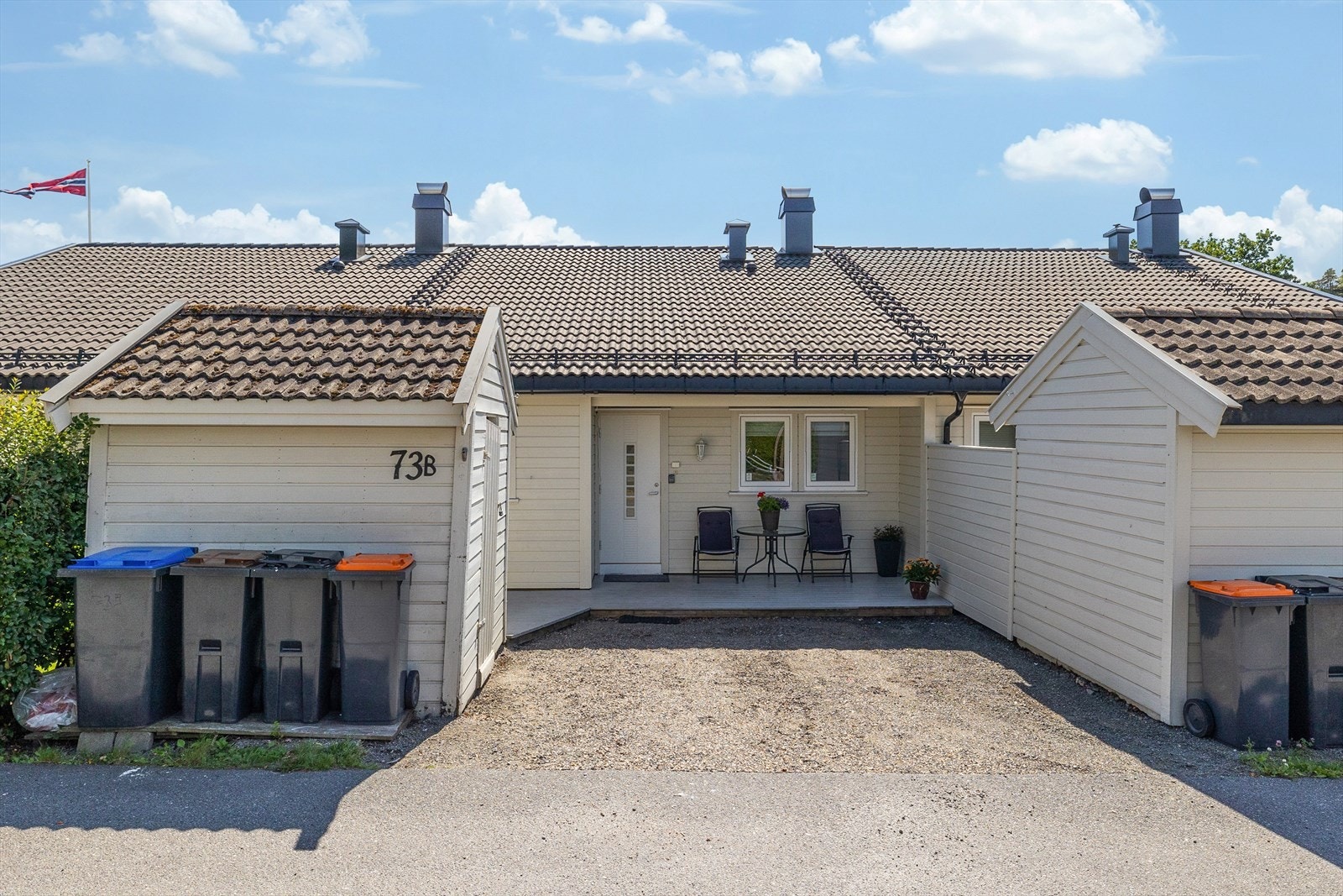 Ved inngangspartiet er det plass til å parkere en bil. Galleribilde
