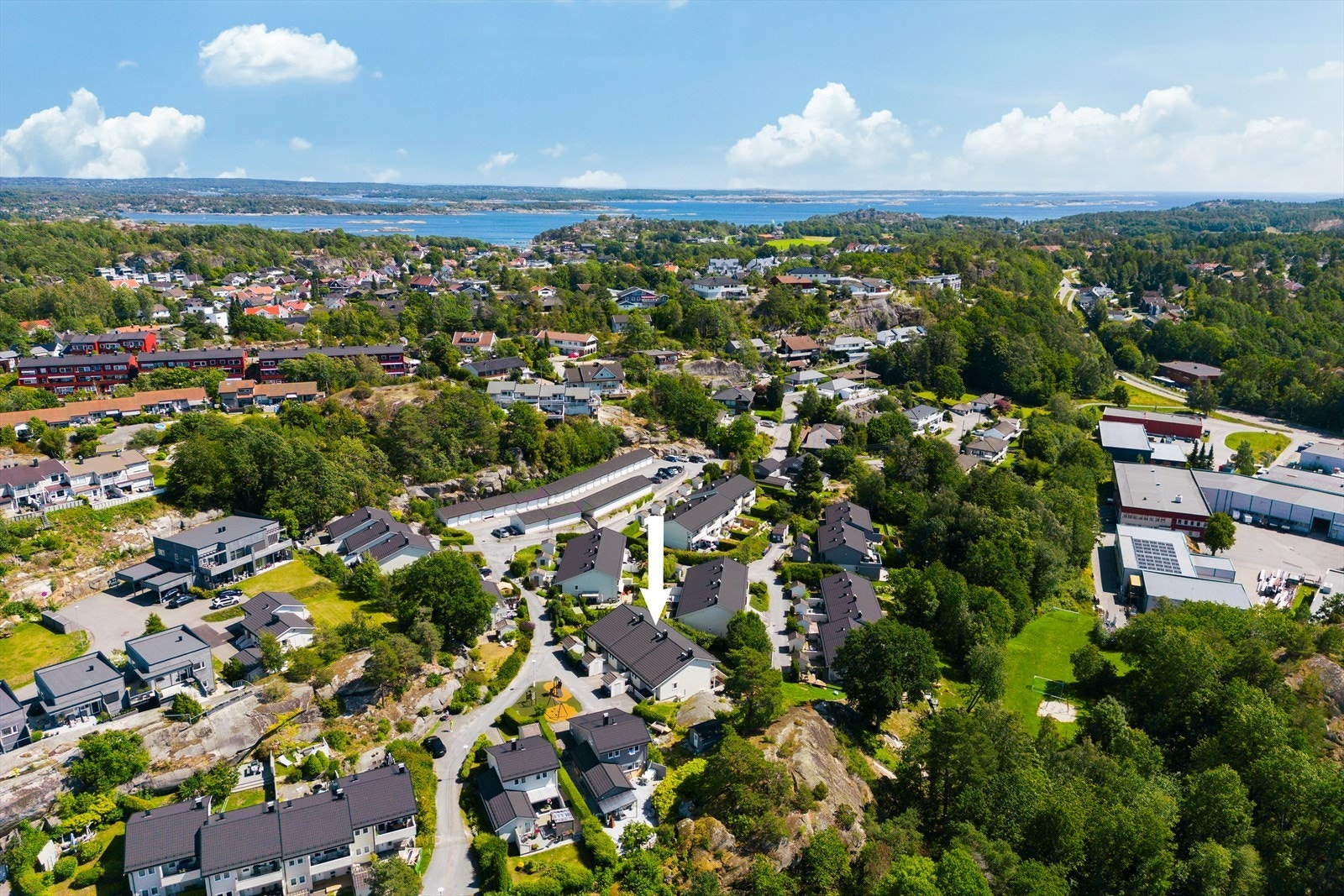 Boligen er beliggende særdeles attraktivt til i rolige og barnevennlige omgivelser, og har flotte solforhold med gangavstand til sjøen og flere bademuligheter. Galleribilde