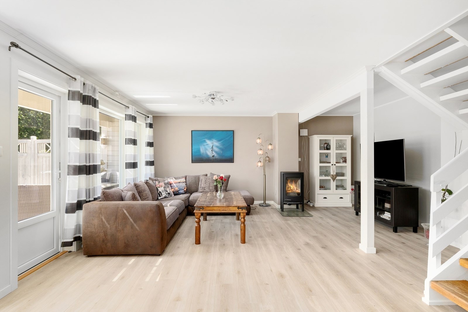 Dette er en lekker bolig hvor man har vært svært opptatt av elementer som funksjonelle rom og bruk av moderne materialer og farger. Galleribilde