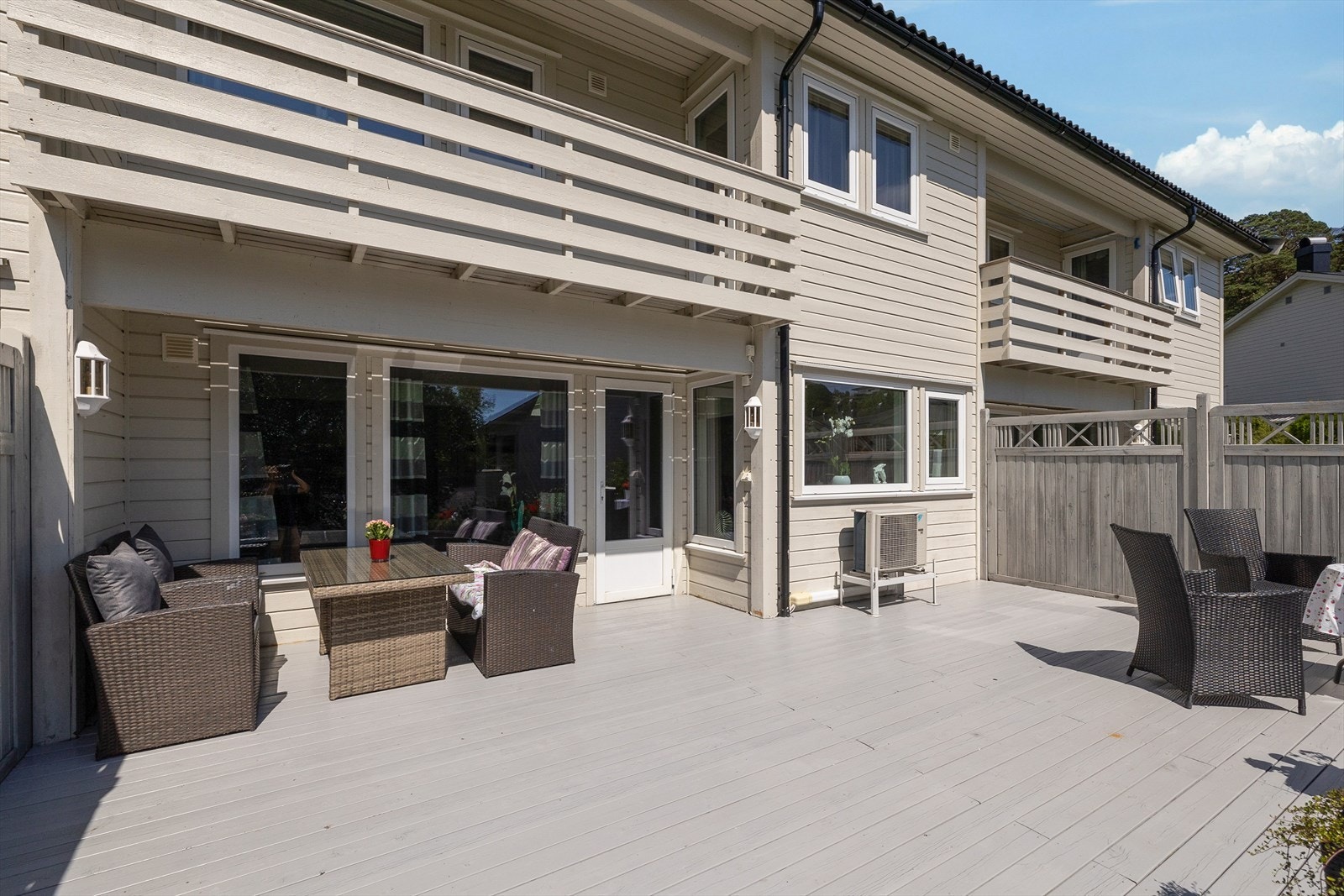 Stor og skjermet terrasse på baksiden av huset. Galleribilde