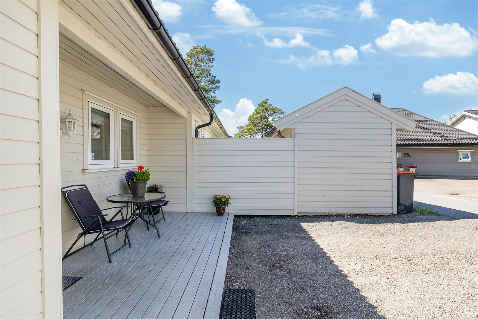 Hyggelig uteplass også på framsiden av huset. Galleribilde