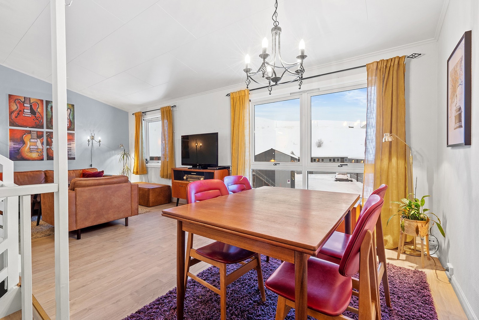 Stuen med plass til spisebord Galleribilde